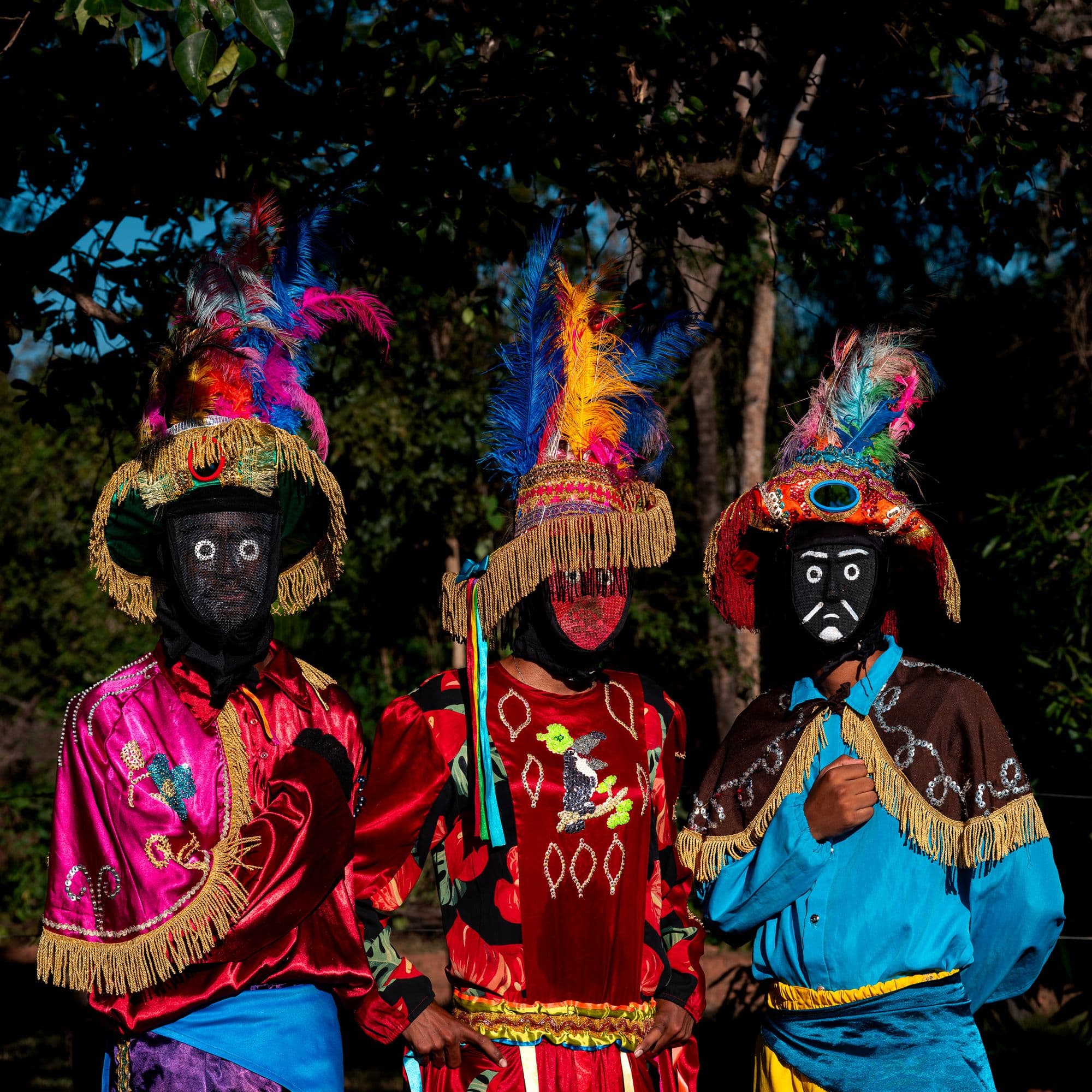 Três personagens coloridos dos Mascarados de Poconé, uma questão de dança, cultura e antropologia local